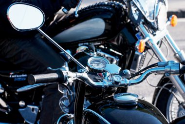 Krom dikiz aynası ile kıdemli motosiklet