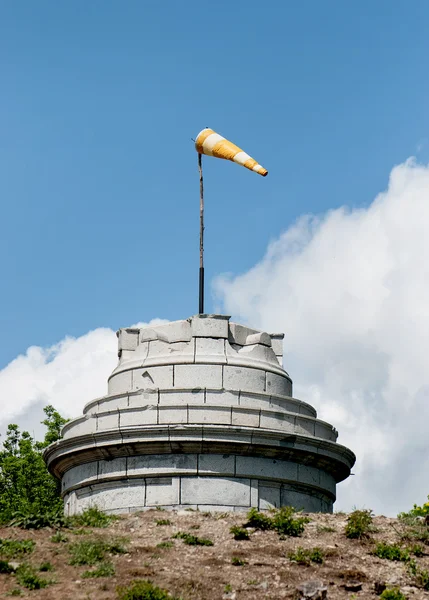 Windsack auf dem Steinturm — Stockfoto