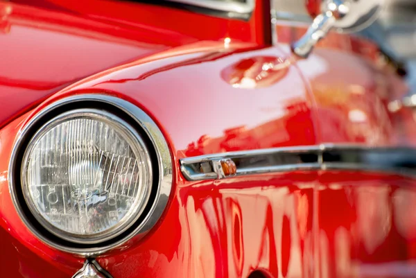 Glänsande röd vintage bil — Stockfoto