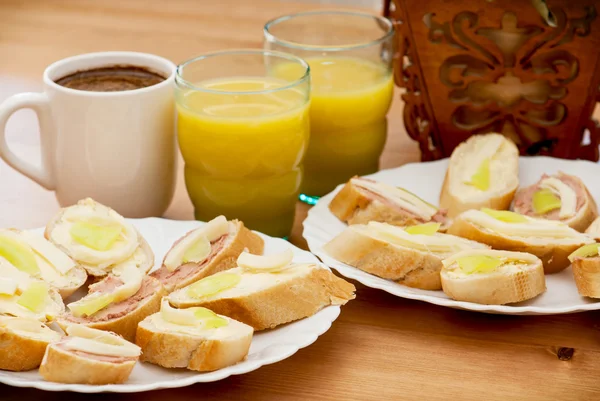 Tasty canapes with juice and coffee — Stock Photo, Image