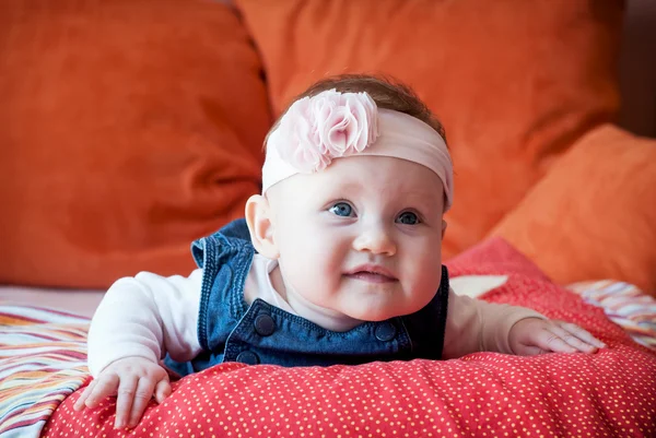 Bella bambina sdraiata sul suo stomaco — Foto Stock