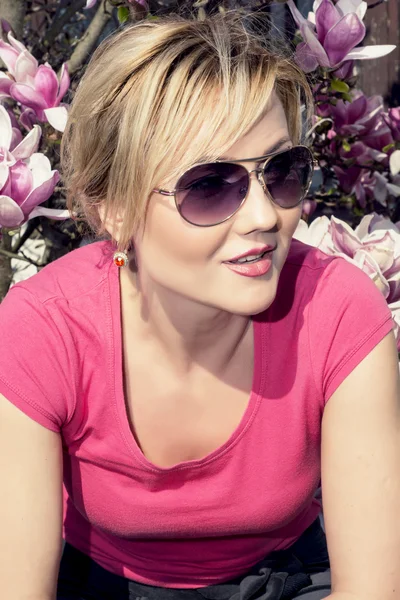 Caucasian woman and blooming magnolia — Stock Photo, Image