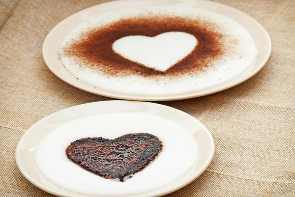 Dulces corazones de cacao en pudín de sémola —  Fotos de Stock