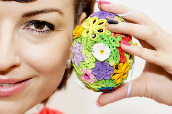 Young smiling woman with colorful easter egg — Stock Photo, Image