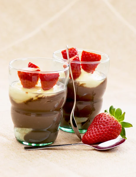 Two glasses with pudding, strawberry and teaspoons — Stock Photo, Image