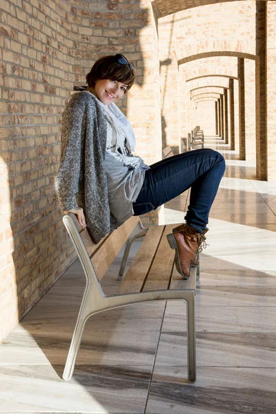 Hermosa mujer caucásica posando en un banco —  Fotos de Stock