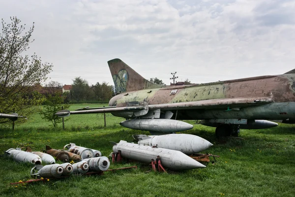 Altes Kampfflugzeug mit einer Vielzahl von Bomben — Stockfoto