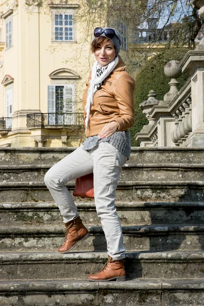 Hermosa mujer posando en las escaleras del castillo — Foto de Stock