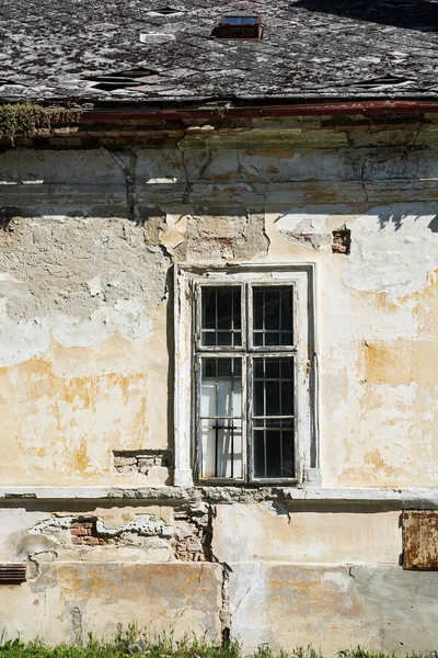 Gammalt hus med fönster — Stockfoto