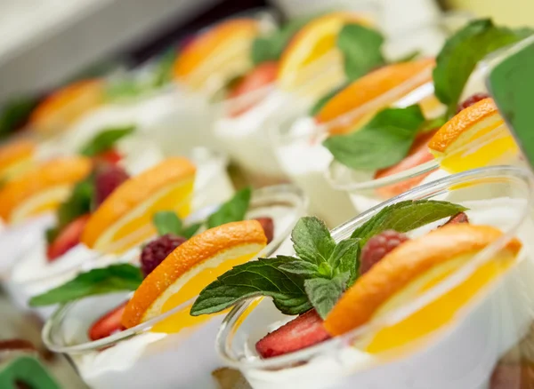 Yogurt cups with fruit and mint — Stock Photo, Image