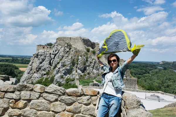 Schöne Frau mit flatterndem Schal auf devin Burg — Stockfoto
