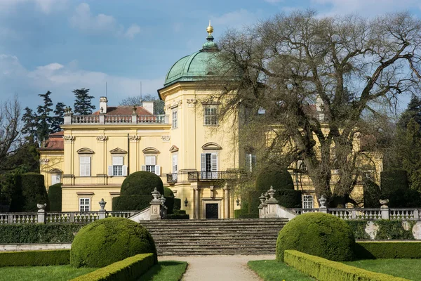 Замок Бухловице с парком в Чехии — стоковое фото