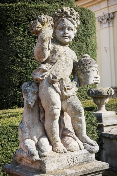 Estatua de un niño pequeño con una oveja —  Fotos de Stock