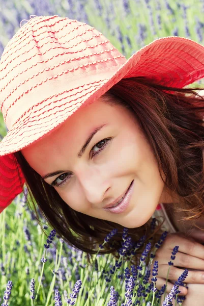 Belle jeune femme avec chapeau dans un champ de lavande — Photo