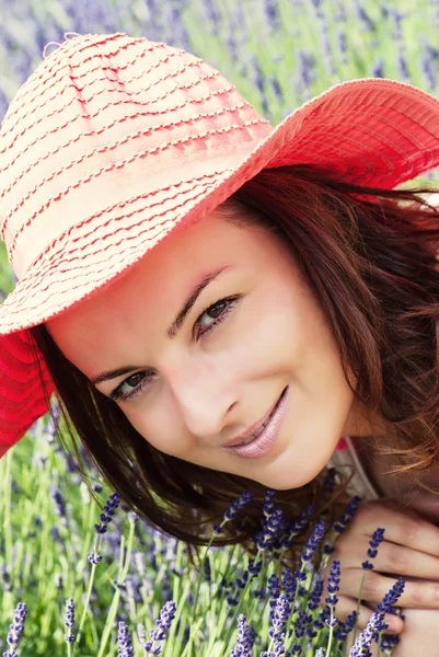 Mulher bonita com chapéu em um campo de lavanda — Fotografia de Stock