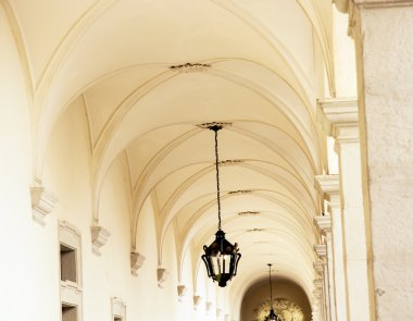 tonozlu tavan ile süslü demir lamba