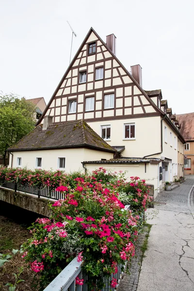 Bayerisches Haus und Brücke mit Blumen geschmückt — Stockfoto
