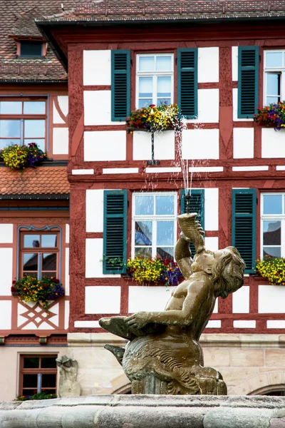 Fountain estátua menino e casa da Baviera em Schwabach — Fotografia de Stock