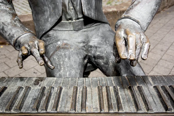 Detail of the pianist statue — Stock Photo, Image
