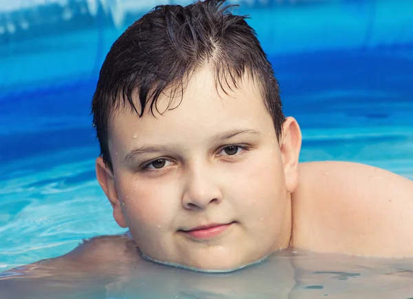 Unge i poolen — Stockfoto