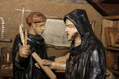 dřevěné sochy - mniši v klášteře