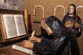 sochy mnichů v klášteře