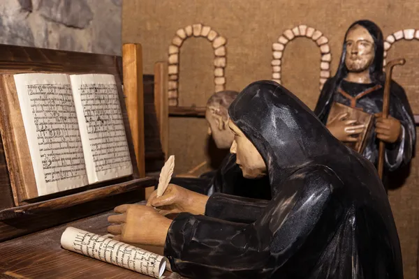 修道院の修道士の彫像 — ストック写真