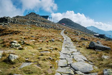 Chopok Hill 'de telgraf sahnesi, Low Tatras Dağı, Slovak Cumhuriyeti. Yürüyüş teması. Mevsimsel doğal sahne.