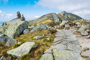 Alçak Tatras dağ manzarası, Slovak cumhuriyeti. Yürüyüş teması. Mevsimsel doğal sahne.