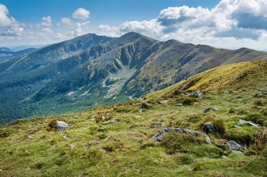 Alçak Tatras dağ manzarası, Slovak cumhuriyeti. Yürüyüş teması. Mevsimsel doğal sahne.