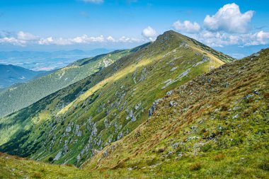 Bor Hill, Low Tatras Dağı, Slovak Cumhuriyeti. Yürüyüş teması. Mevsimsel doğal sahne.