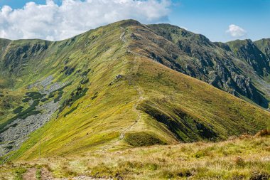 Alçak Tatras dağ manzarası, Slovak cumhuriyeti. Yürüyüş teması. Mevsimsel doğal sahne.