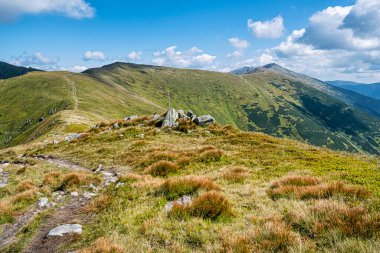 Alçak Tatras dağ manzarası, Slovak cumhuriyeti. Yürüyüş teması. Mevsimsel doğal sahne.