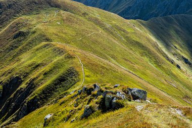 Alçak Tatras dağ manzarası, Slovak cumhuriyeti. Yürüyüş teması. Mevsimsel doğal sahne.