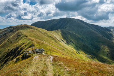 Skalka tepesi, Low Tatras dağ manzarası, Slovak cumhuriyeti. Yürüyüş teması. Mevsimsel doğal sahne.