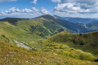 Alçak Tatras dağ manzarası, Slovak cumhuriyeti. Yürüyüş teması. Mevsimsel doğal sahne.