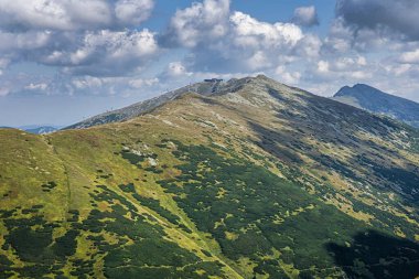 Chopok Hill, Low Tatras dağ manzarası, Slovak cumhuriyeti. Yürüyüş teması. Mevsimsel doğal sahne.