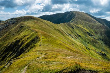Skalka tepesi, Low Tatras dağ manzarası, Slovak cumhuriyeti. Yürüyüş teması. Mevsimsel doğal sahne.