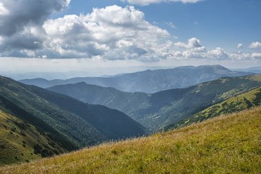 Alçak Tatras dağ manzarası, Slovak cumhuriyeti. Yürüyüş teması. Mevsimsel doğal sahne.