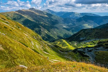 Alçak Tatras dağ manzarası, Slovak cumhuriyeti. Yürüyüş teması. Mevsimsel doğal sahne.