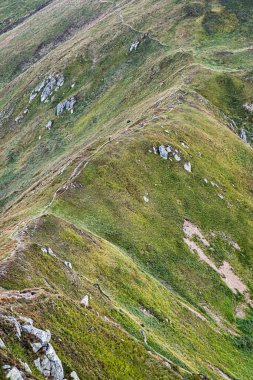 Skalka tepesi, Low Tatras dağ manzarası, Slovak cumhuriyeti. Yürüyüş teması. Mevsimsel doğal sahne.