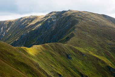 Skalka tepesi, Low Tatras dağ manzarası, Slovak cumhuriyeti. Yürüyüş teması. Mevsimsel doğal sahne.