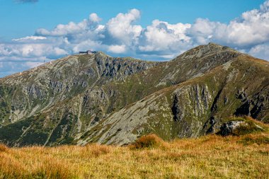 Chopok Hill, Low Tatras dağ manzarası, Slovak cumhuriyeti. Yürüyüş teması. Mevsimsel doğal sahne.