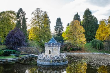 Taret Bojnice, sonbahar park, lake ve renkli ağaçlar. Slovak Cumhuriyeti. Güzel gölet ile mevsimsel doğal sahne.