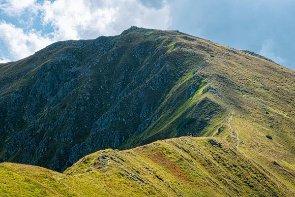 Skalka tepesi, Low Tatras dağ manzarası, Slovak cumhuriyeti. Yürüyüş teması. Mevsimsel doğal sahne.