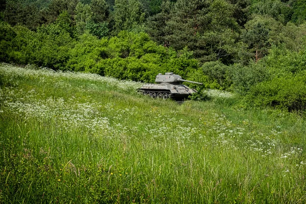 歴史的なロシアの戦車T34死の谷 カピソヴァ村の近く スロバキア共和国 第二次世界大戦記念碑 — ストック写真