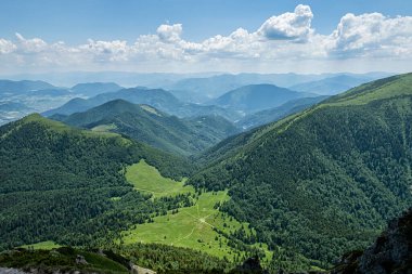  Büyük Rozsutec Tepesi 'nden Medziholie Eyer, Küçük Fatra, Slovak Cumhuriyeti. Yürüyüş teması. Mevsimsel doğal sahne.