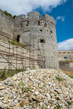 Plavecky Kalesi kalıntıları, Küçük Karpatlar, Slovakya Cumhuriyeti. Seyahat güzergahı. Mevsimsel doğal sahne.
