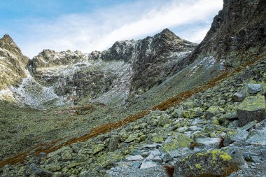 Yüksek Tatras dağları manzarası, Slovak cumhuriyeti. Yürüyüş teması. Mevsimsel doğal sahne.