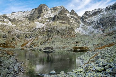 Kurbağa tarn, Yüksek Tatras dağları, Slovakya Cumhuriyeti. Yürüyüş teması. Mevsimsel doğal sahne.